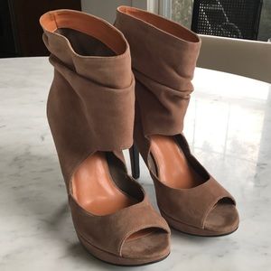 BRAND NEW Peep-Toe Ankle Booties w Cut Out - Sz 39